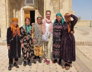 Klosterreisen Meditationsreise Usbekistan usbekische Frauen und Reiseleiterin Stephanie Clasemann
