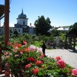Klosterreisen, Rumaenien, orthodoxe Schwester im Klostergarten